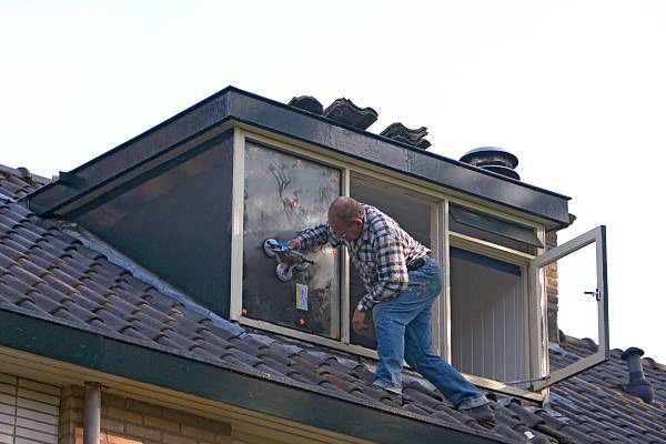 Couvreur professionnel en intervention sur toiture